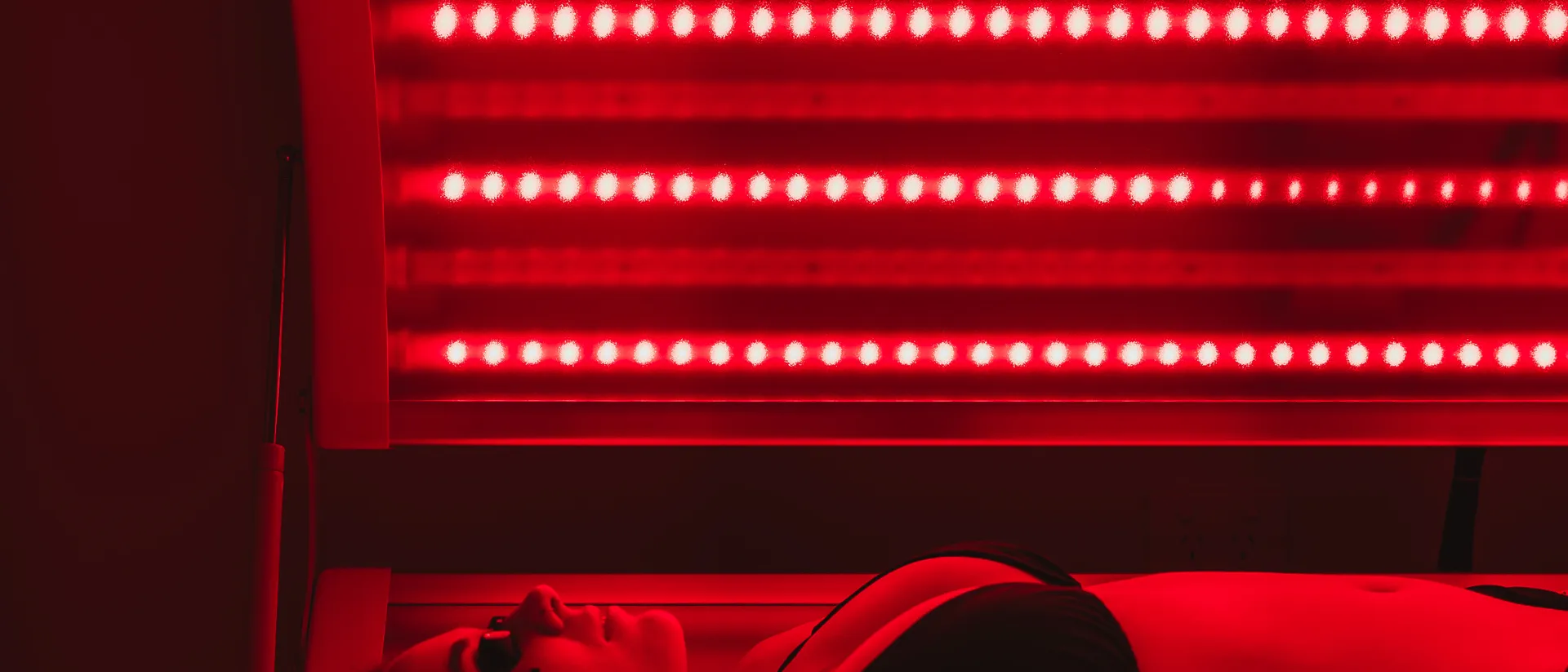 Client relaxing in the red light therapy bed at Davaar House